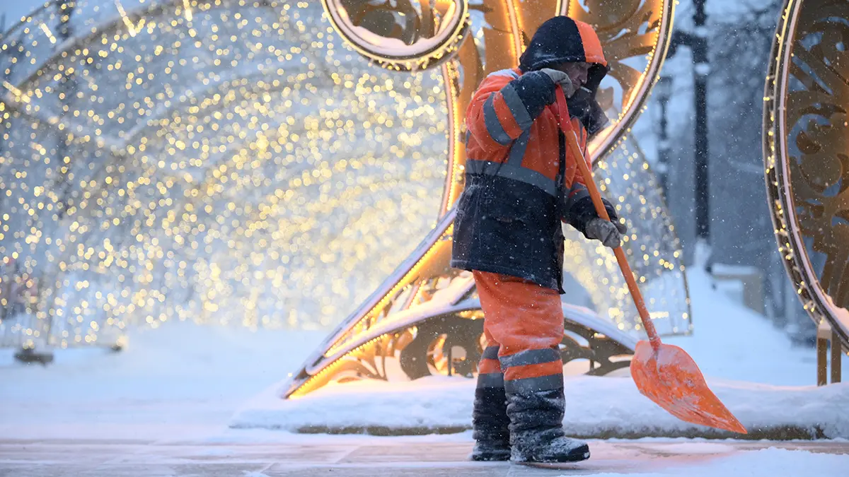 Кому нельзя убирать снег