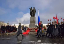 Подвиг Уральского танкового корпуса чтят в Свердловской области podvig uralskogo tankovogo korpusa chtyat v sverdlovskoj oblasti-politgolos-ru-0
