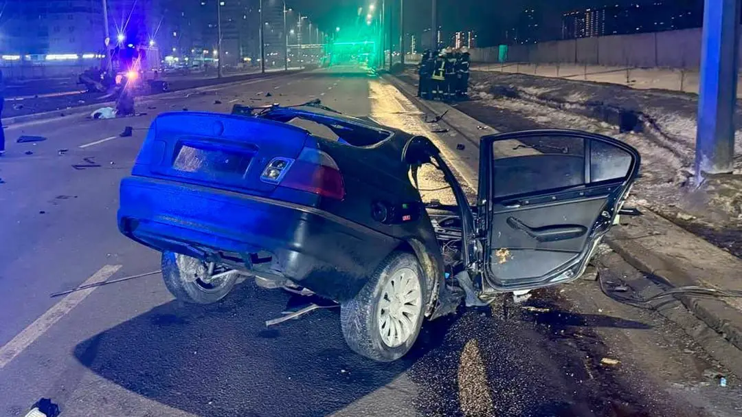 Автомобиль разорвало на две части в ДТП на трассе в Оренбурге, погиб пассажир