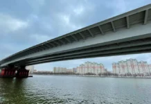 Водолазы нашли затонувший автомобиль в затоне Новинки, Москва vodolazy nashli zatonuvshij avtomobil v zatone novinki moskva-politgolos-ru-0