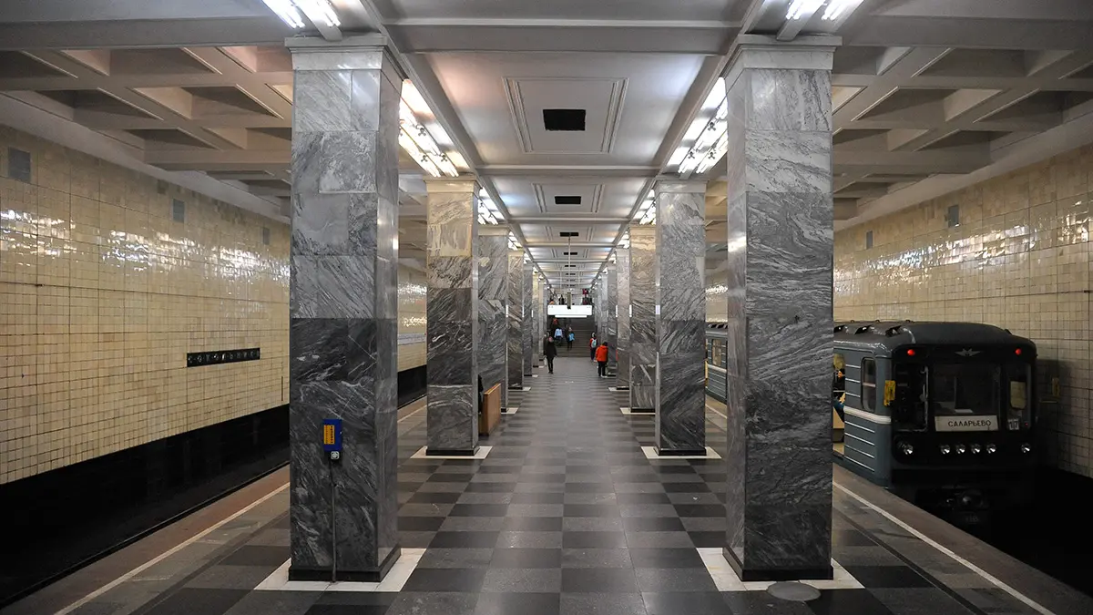 Человек упал на рельсы на восточном участке Сокольнической линии метро