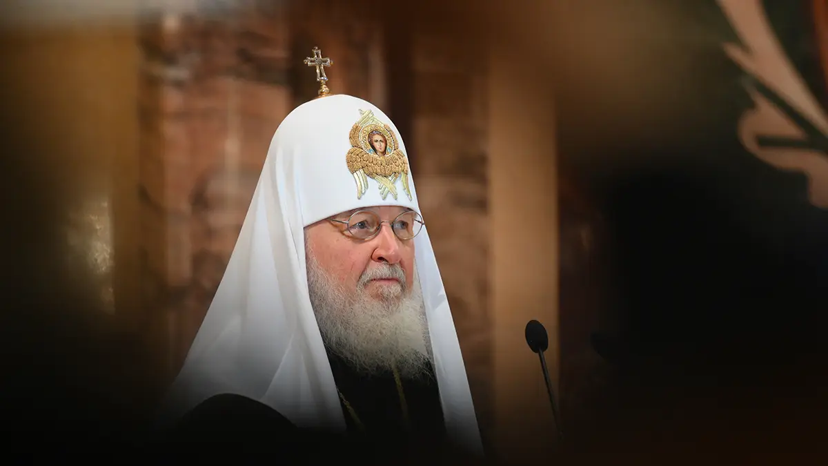 Патриарх Кирилл выпустил голубя после службы в праздник Благовещения