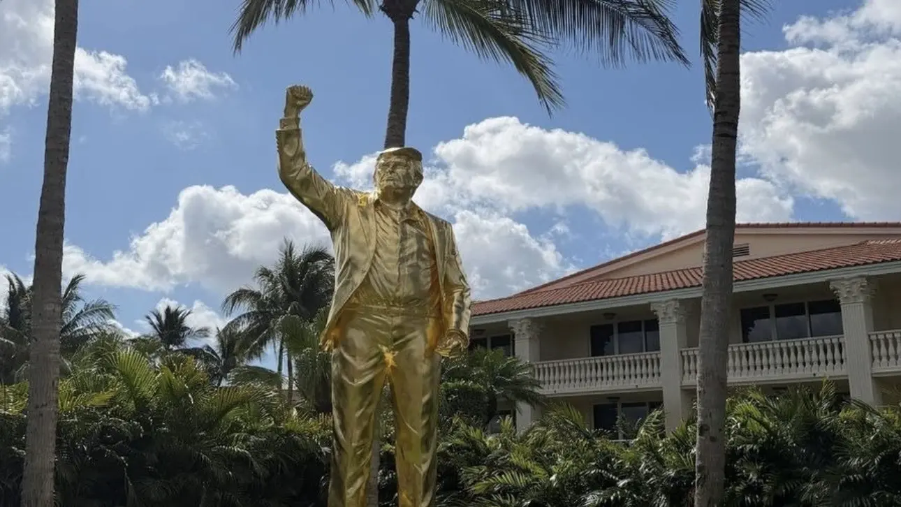 Golfweek: На гольф-курорте Трампа установили его позолоченную статую
