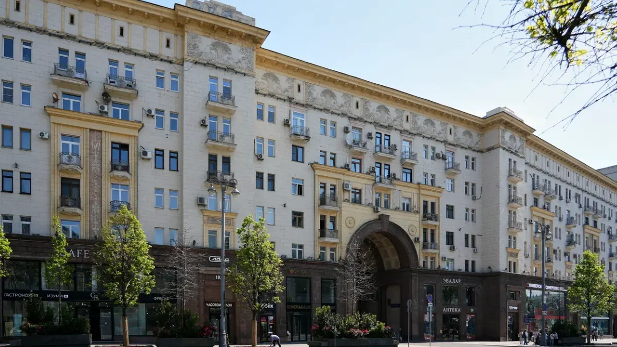 Журналист Олег Леонов рассказал об инициативе вернуть скульптуры зданию на Тверской улице
