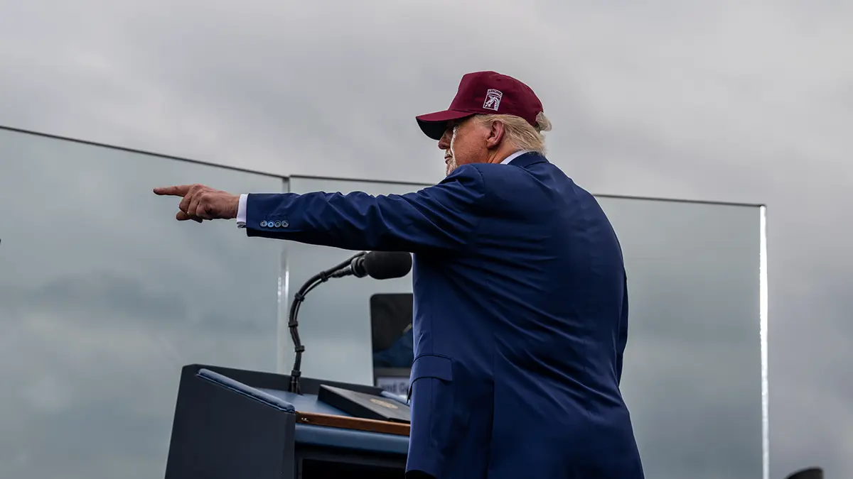 Трамп принял пролетающую птицу за беспилотник
