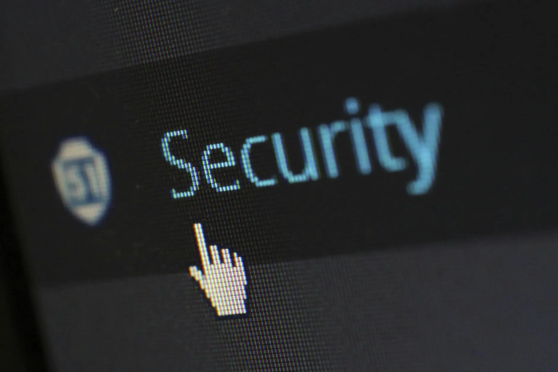 Смартфон, облако, замок и значок резервной копии на светлом фоне