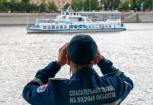 Спасатели Комплекса городского хозяйства Москвы дежурят на набережных spasateli kompleksa gorodskogo hozyajstva moskvy dezhuryat na naberezhnyh-politgolos-ru-0