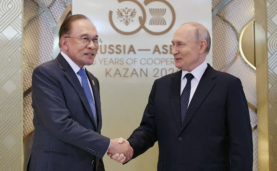 Анвар Ибрагим и Владимир Путин (Анастасия Барашкова / Reuters)