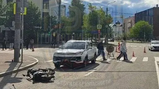 Трое подростков на электроскутере столкнулись с машиной на востоке Москвы