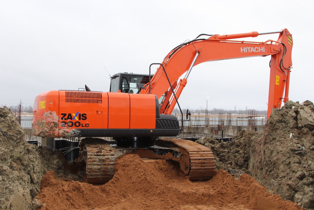 Аренда экскаватора гусеничного Hitachi с ямобуром