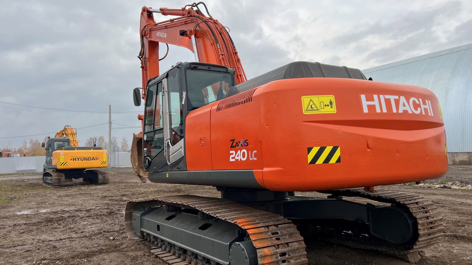Аренда экскаватора HITACHI ZX 240 LC-3