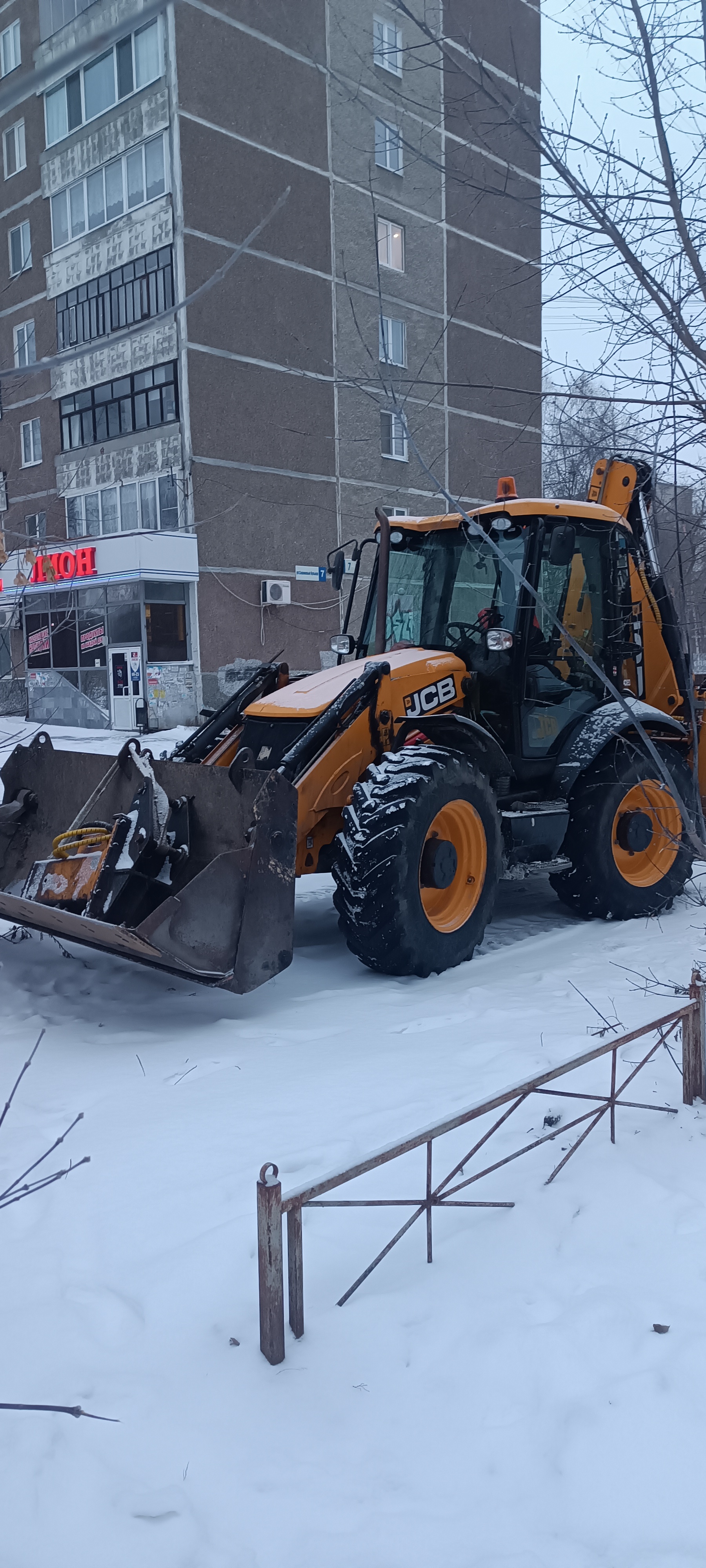 Аренда экскаватора погрузчика JCB 4CX. Снежный нож