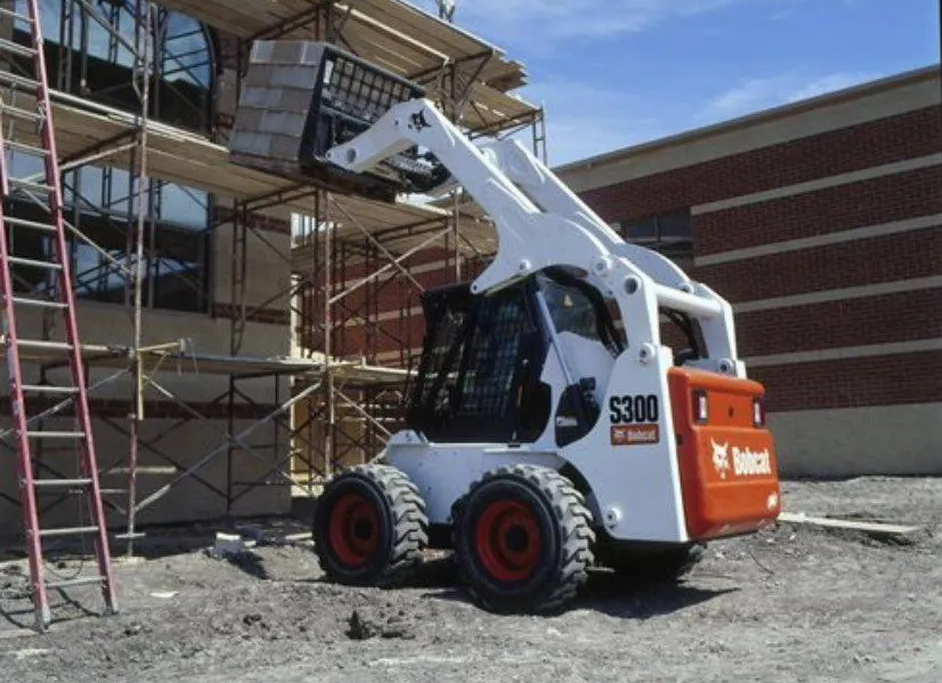 Аренда мини погрузчика bobcat + щетки и вилы