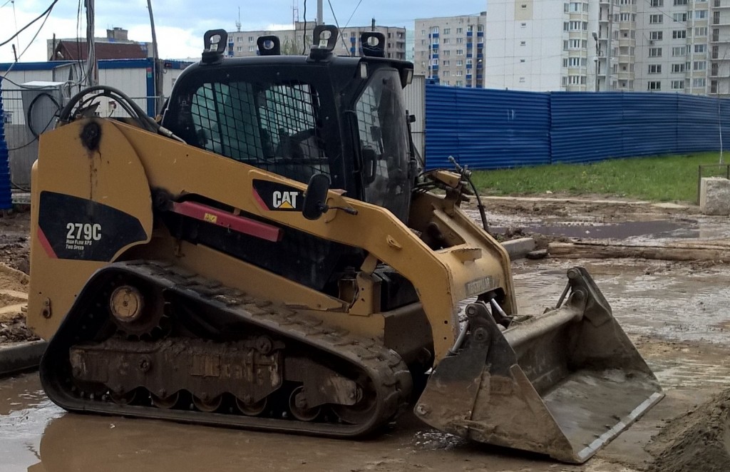 Аренда мини-погрузчика гусеничного Cat 279C