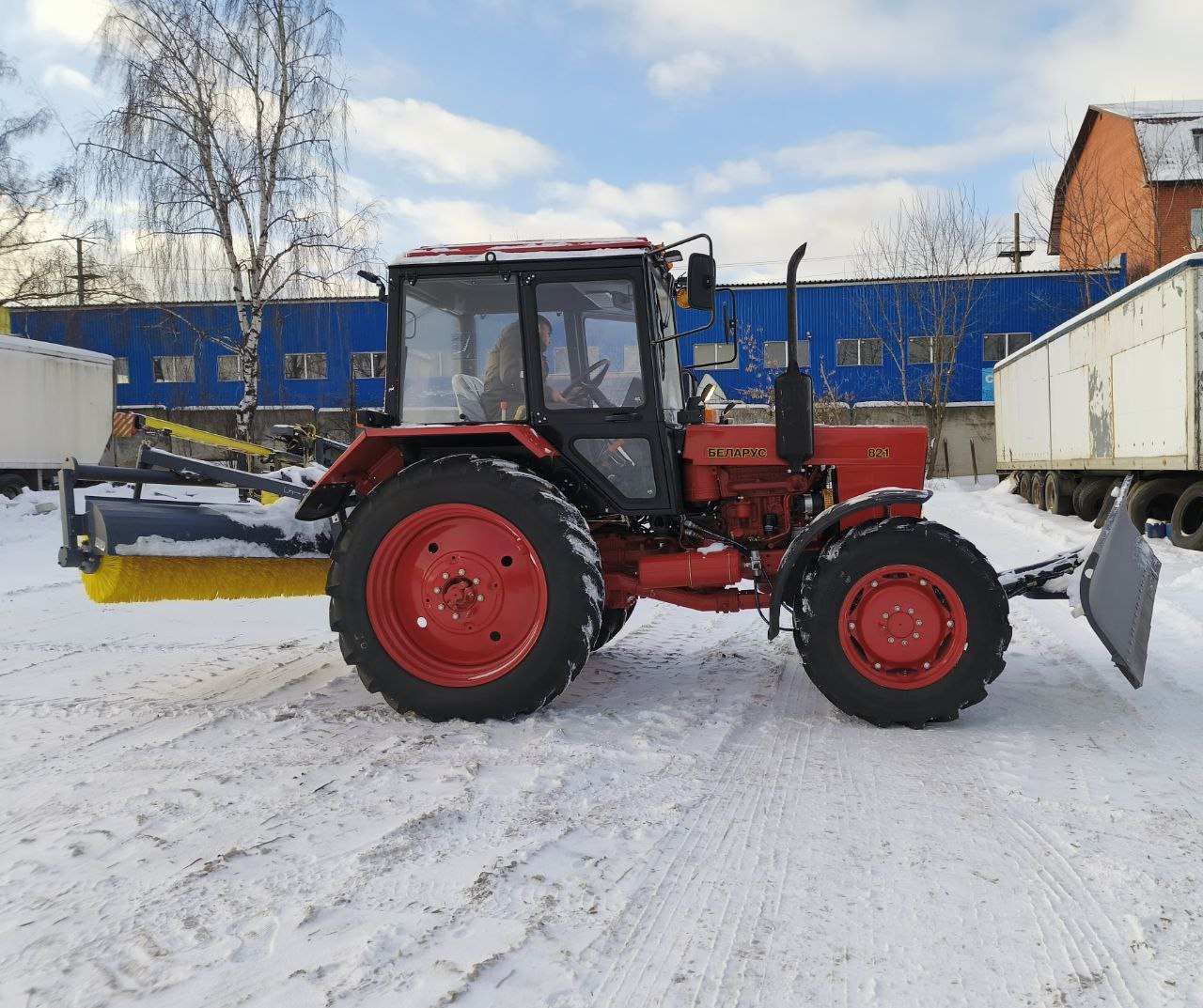Аренда трактора Беларус 82.1 с отвалом и щеткой