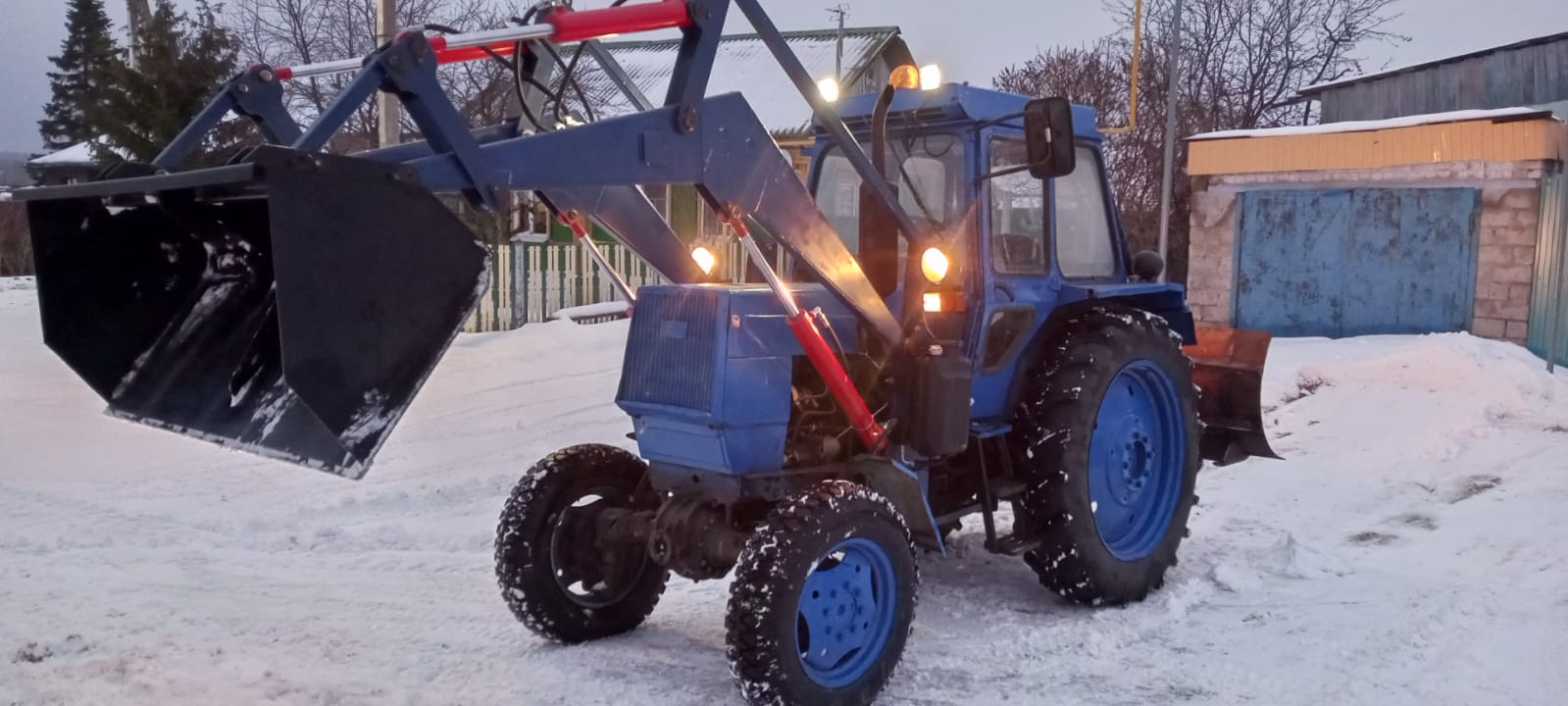 Аренда трактора ковшовый. Погрузка снега