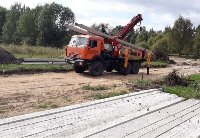 Аренда ямобура / Монтаж столбов, свай / Автовышка
