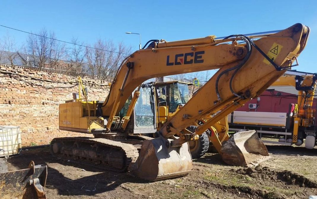 Экскаватор Doosan DX530 с оператором