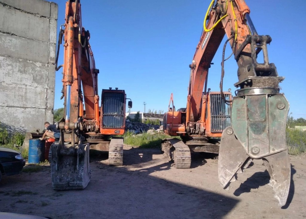 Экскаватор doosan с гидромолотом и гидроножницами