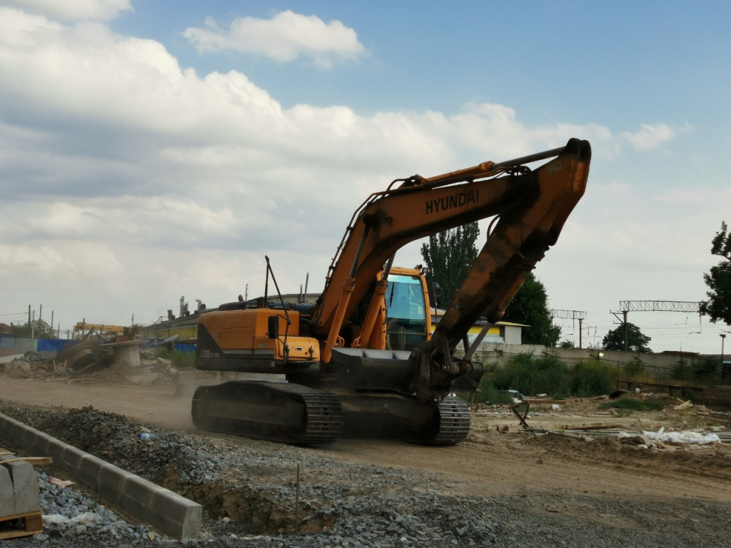 Экскаватор гусеничный Hyundai 220