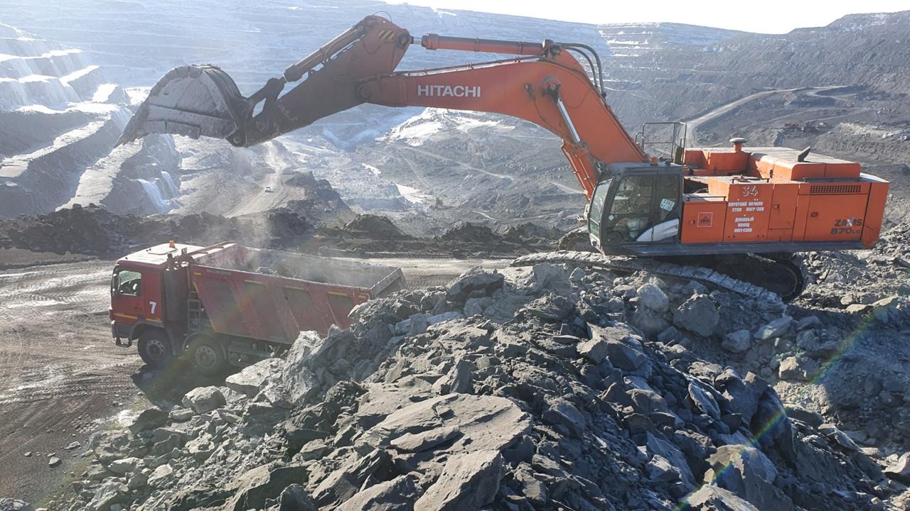 Экскаватор карьерный с ковшом скальным 4,5 куб