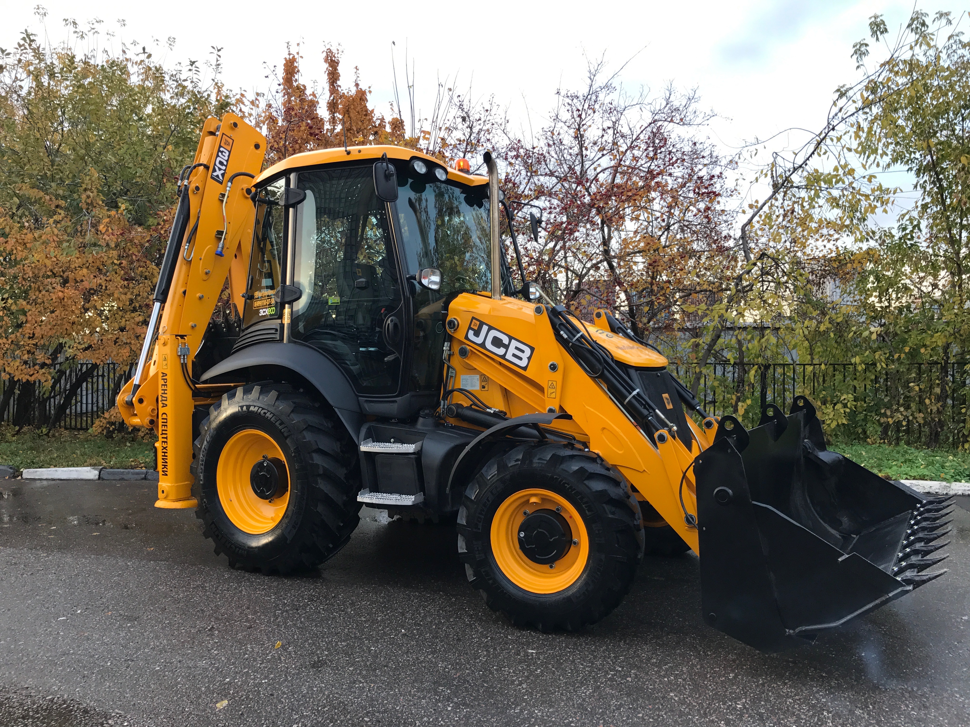Экскаватор-погрузчик JCB 3CX с гидромолотом