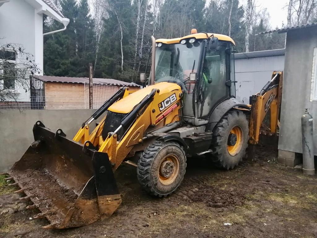 Экскаватор погрузчик JCB в аренду с вилами