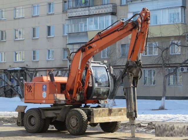 Экскаватор полноповоротный, гидромолот