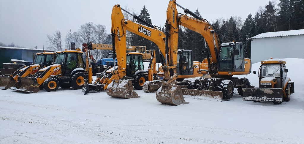 Экскаватор полноповоротный JCB в аренду