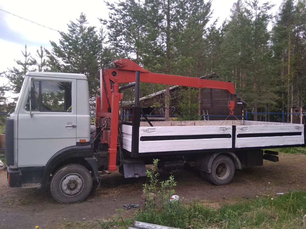 Грузовик с манипулятором