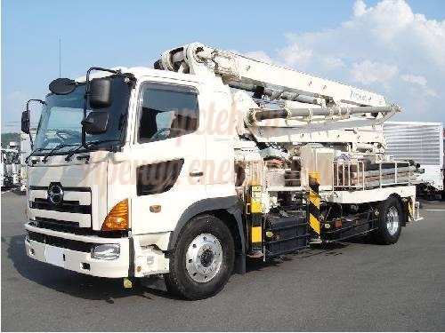 К услугам автобетононасос на базе Hino