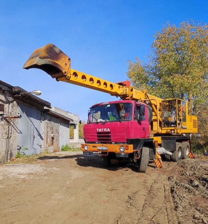 Колесный экскаватор с подачей без задержек