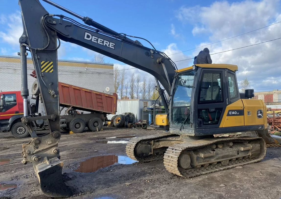 Колёсный экскаватор Hyundai R360