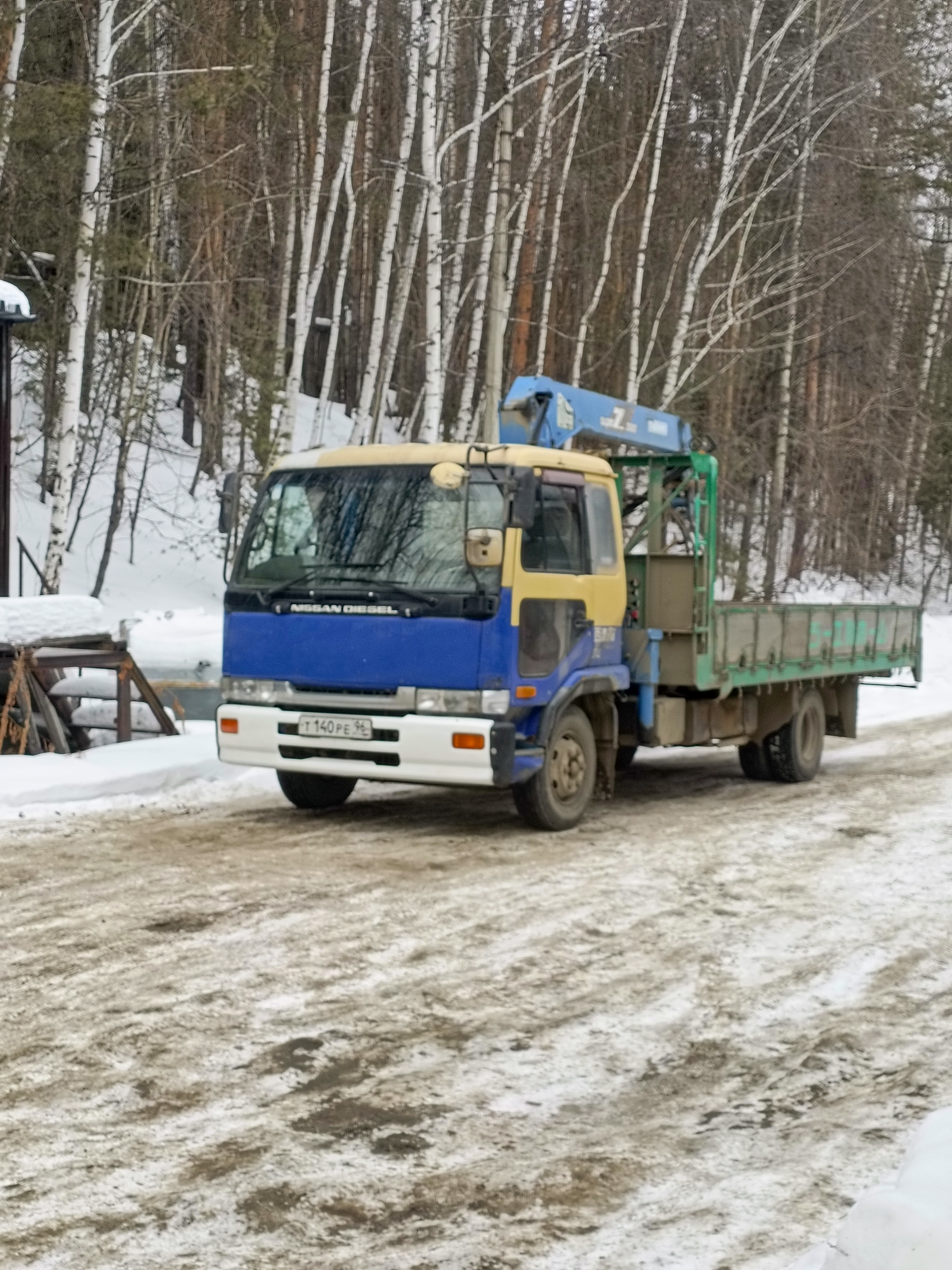 Манипулятор-кран в городе грузоперевозки