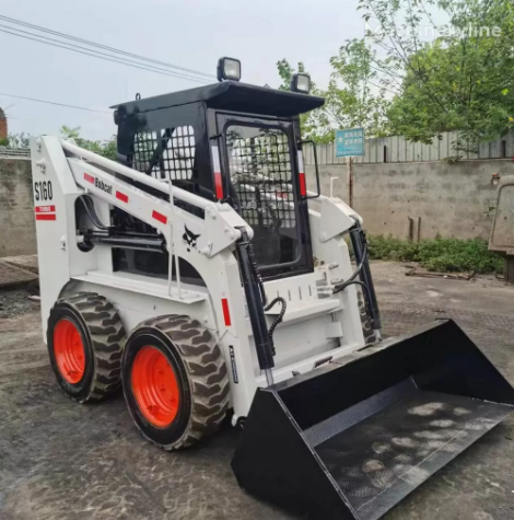 Мини-погрузчик Bobcat S160 (ковш, вилы)