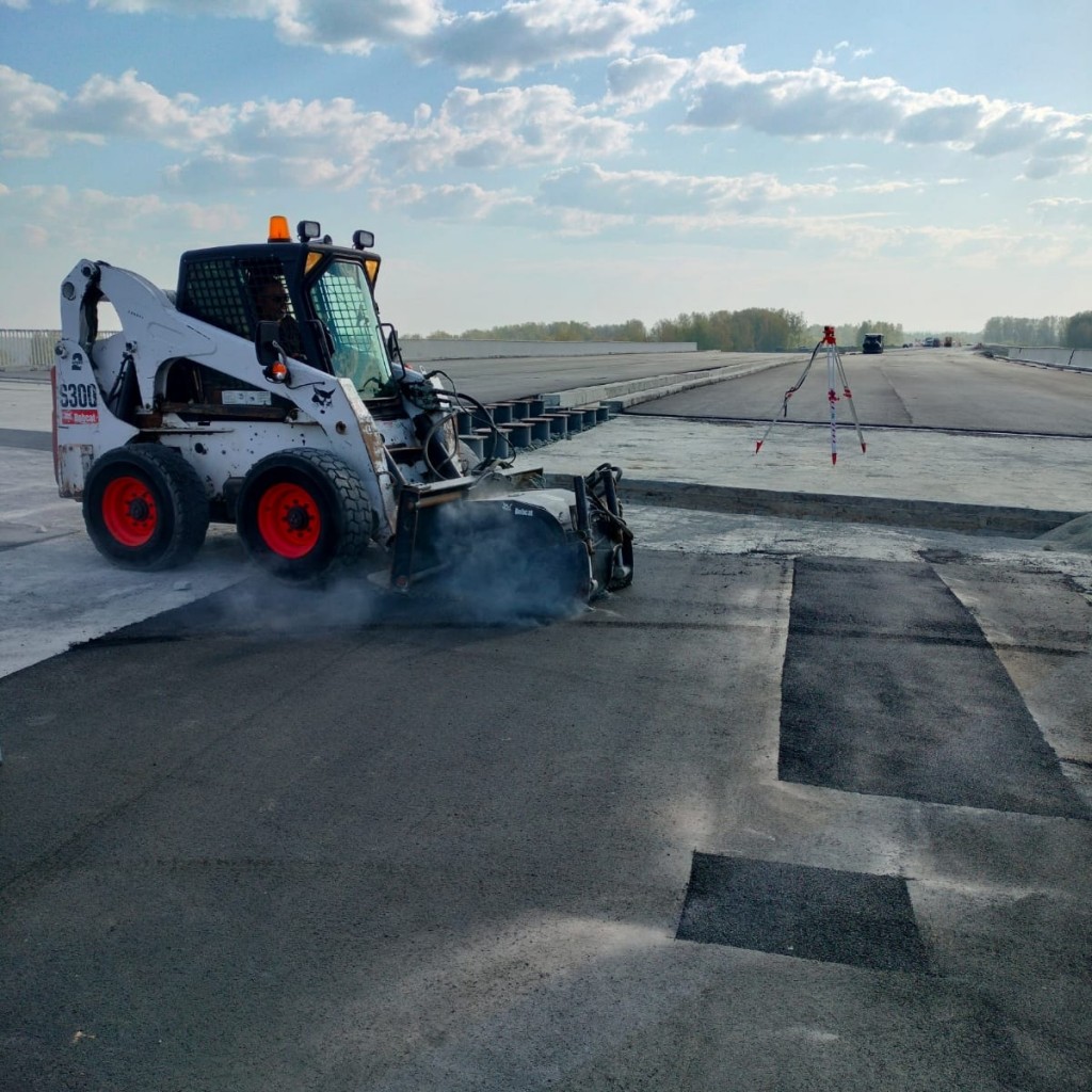 Мини-погрузчик BOBCAT S300 +фреза дорожная