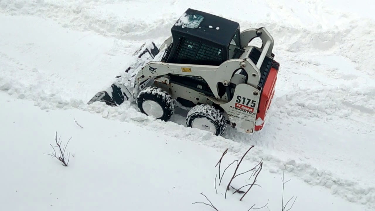 Мини погрузчик Bobcat. Уборка снега