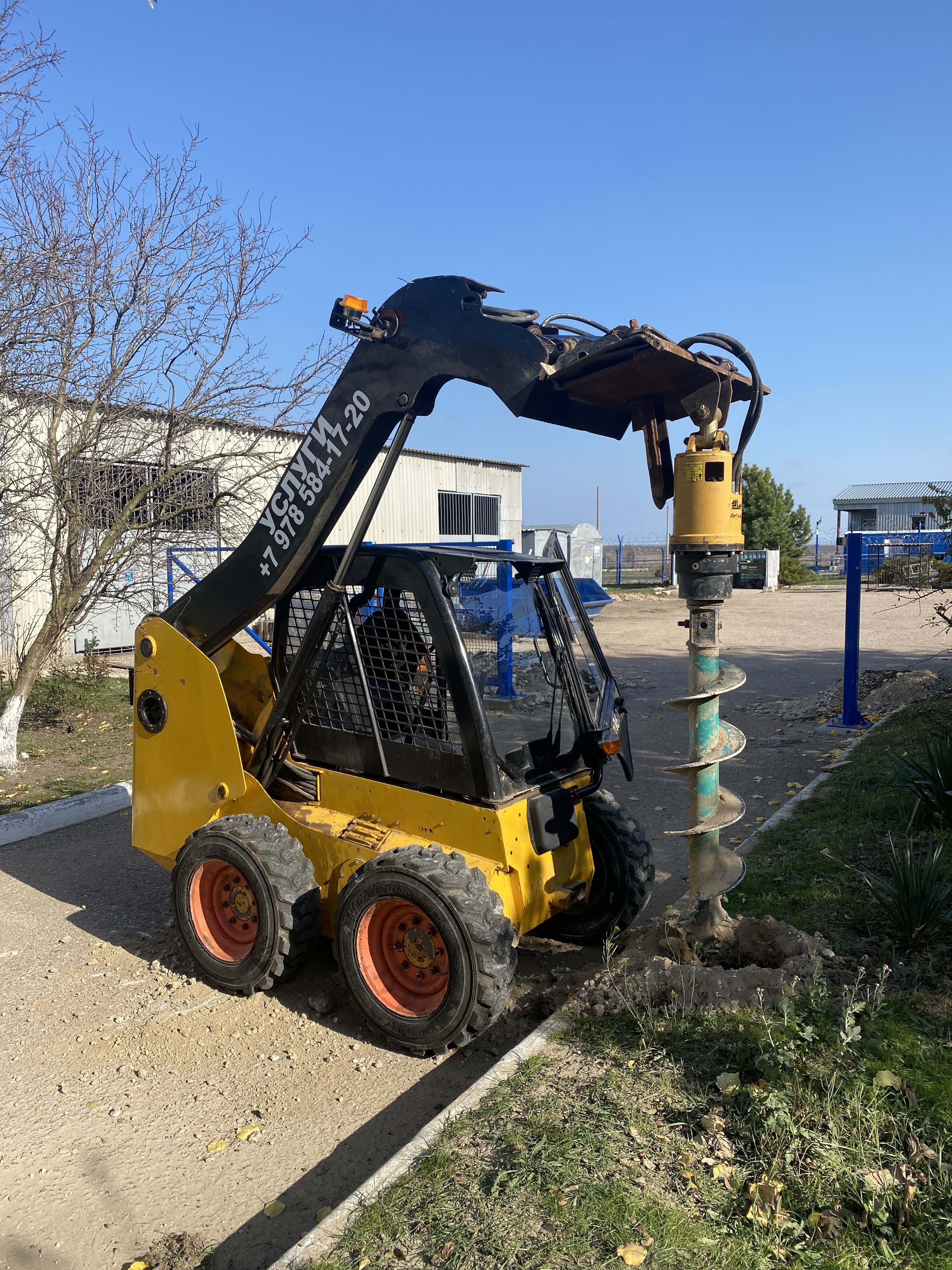 Мини-погрузчик JCB160 с ямобуром Черноморское