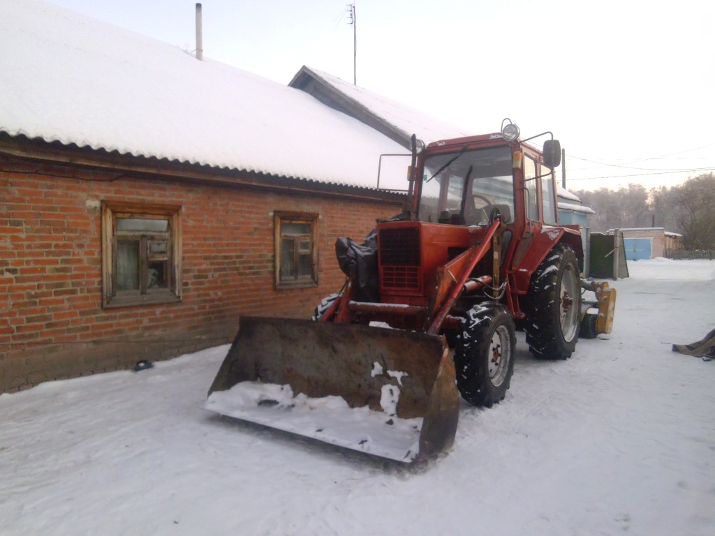 Погрузчик, коммунальная щётка, отвал
