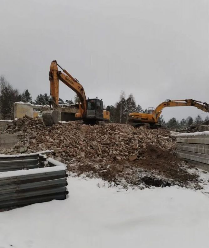 Полноповоротный экскаватор JCB с гидромолотом