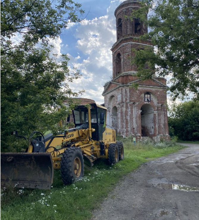 Распределение песка и щебня грейдером