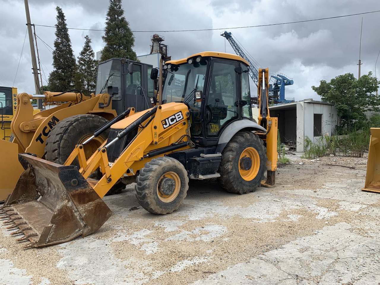 Равноколесный экскаватор- погрузчик JCB 3cx