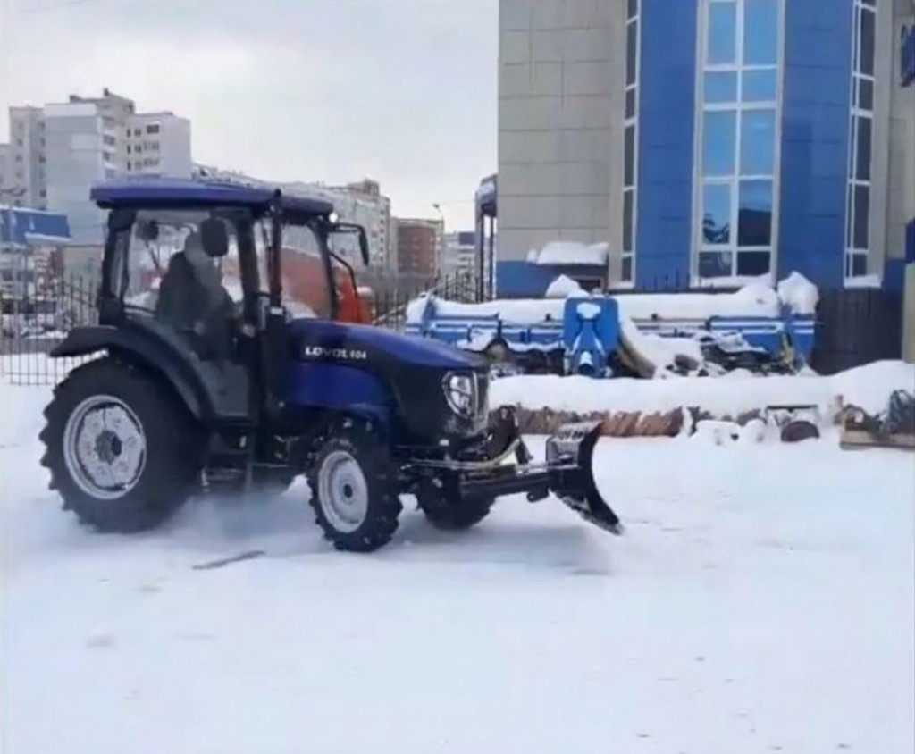 Трактор ковш копка траншей планирока