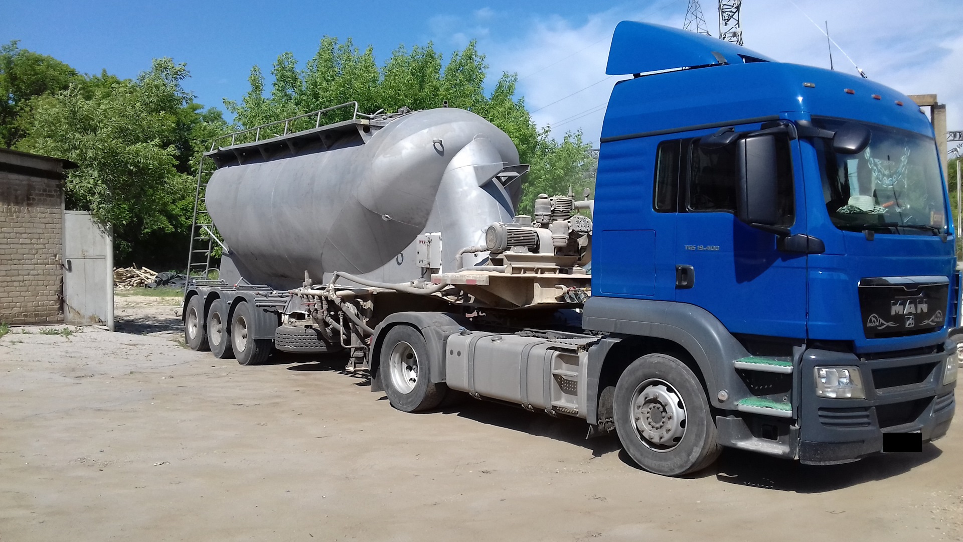 Цементовоз грузоподъемностью 30 тонн