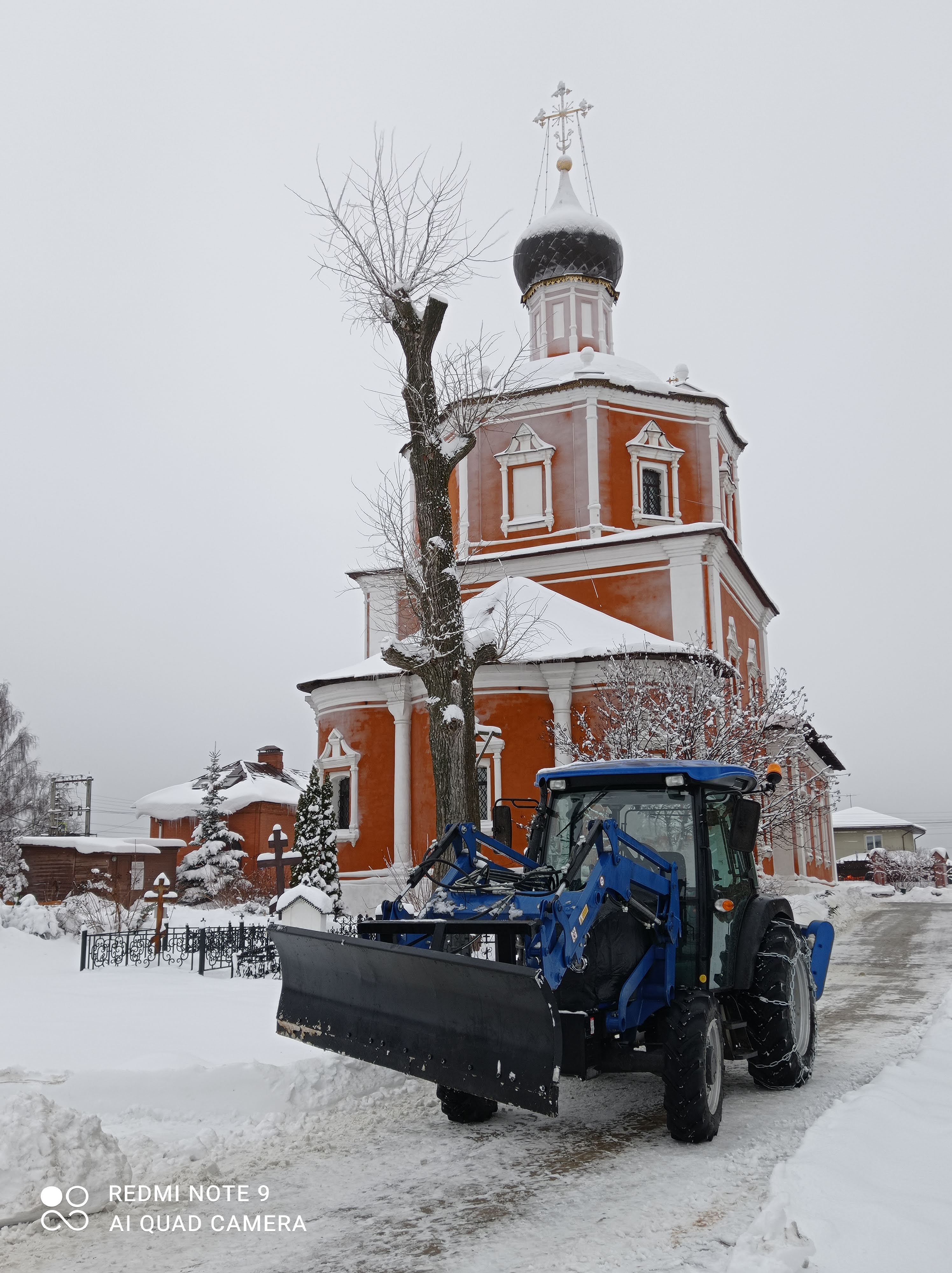 Уборка, чистка снега трактором с щеткой