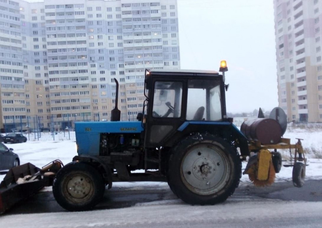 Уборка и чистка снега. услуги трактора с ножом