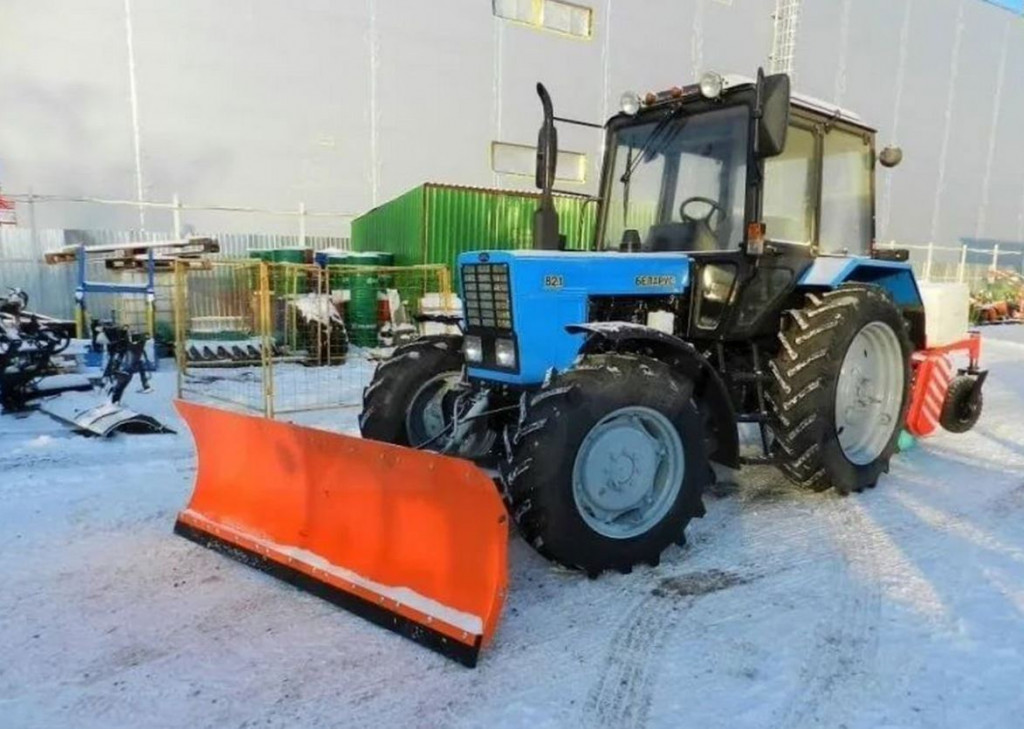 Уборка снега трактором