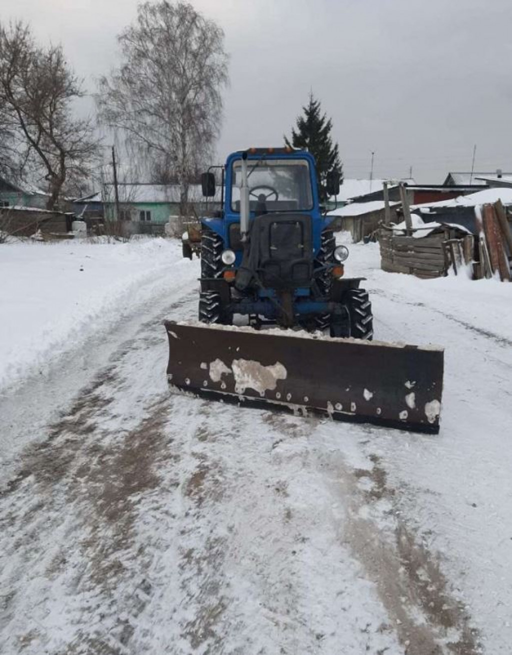 Уборка снега трактором
