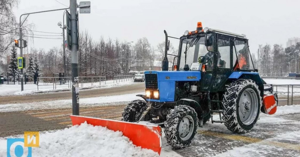Уборка снега. Услуги Трактор с щеткой