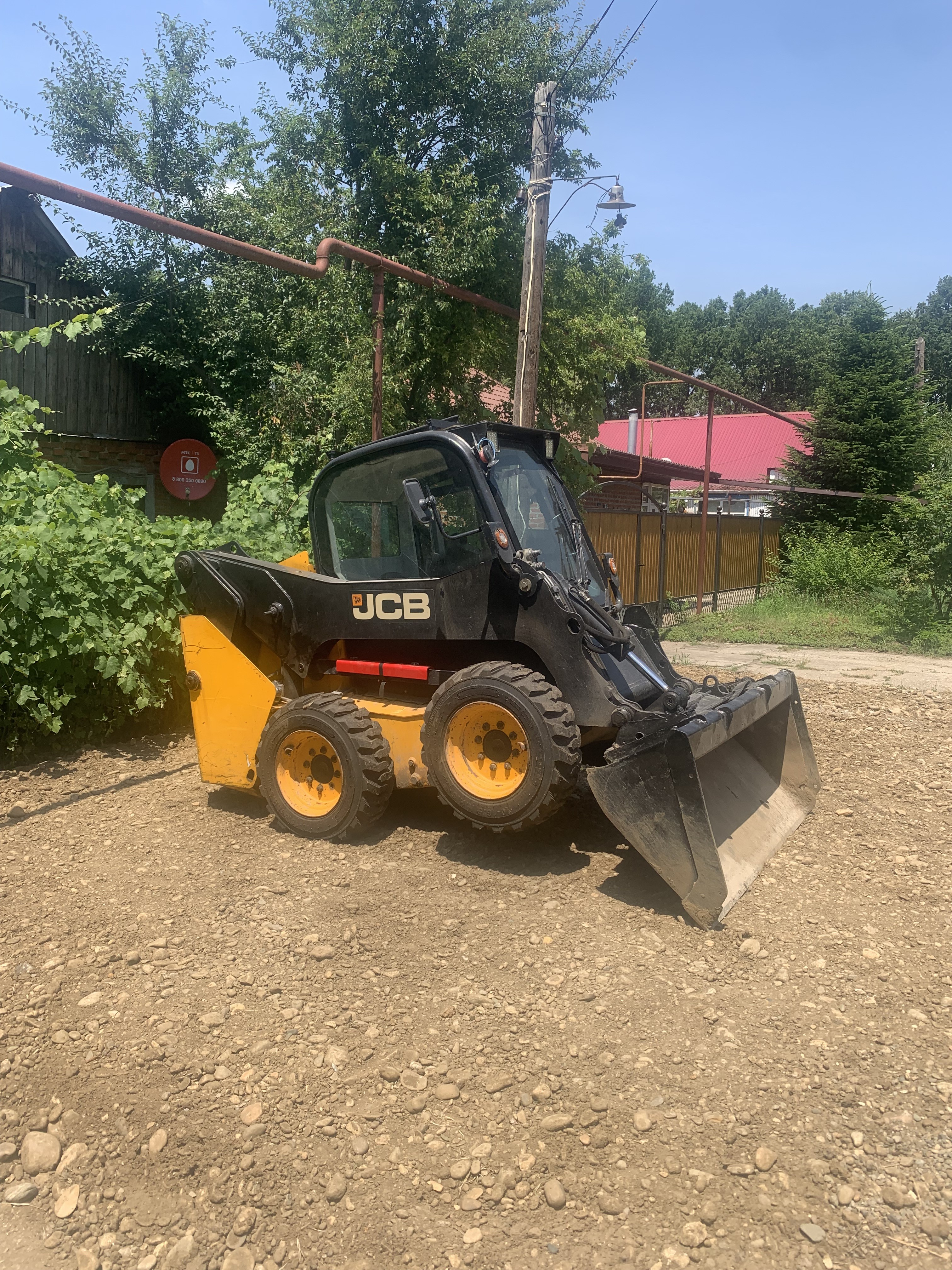 Услуги мини-погрузчика bobcat. Вилы, щетка